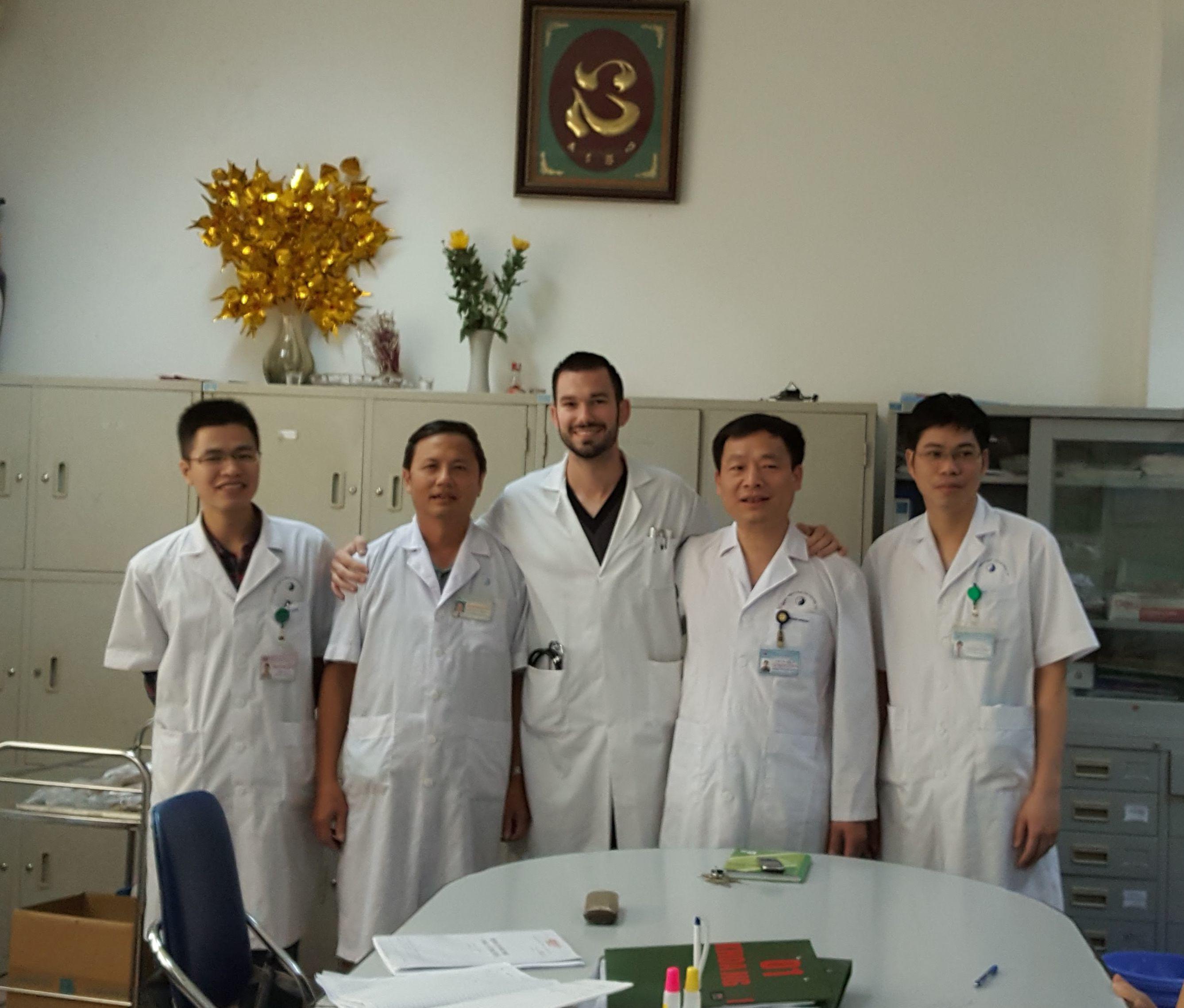 A Projects Abroad Medicine intern with local hospital staff at the end of his medical internship in Vietnam. Local staff with a Projects Abroad intern at the end of his medical placement in Vietnam.